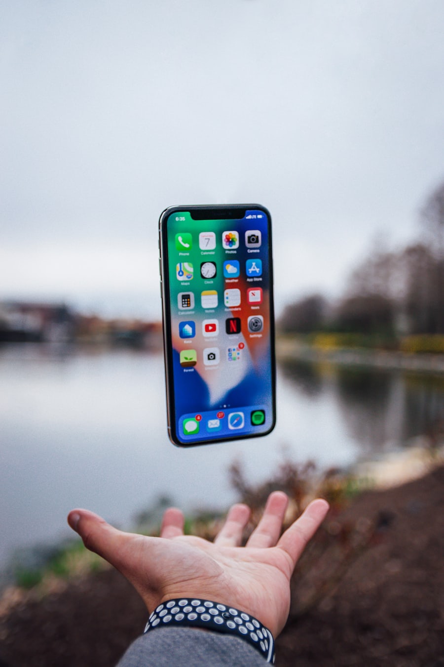 Tangan memegang ponsel pintar untuk mengakses permainan mobile